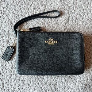 *NWOT* COACH PEBBLE LEATHER DOUBLE ZIPPER WRISTLET